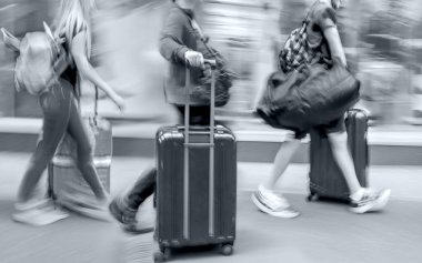 Tek renkli mavi tonda ortak aile gezisi