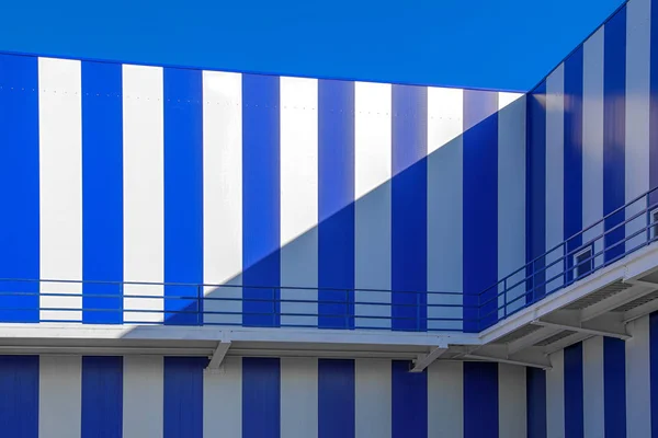 Fragmento de um edifício de listras azuis e brancas — Fotografia de Stock