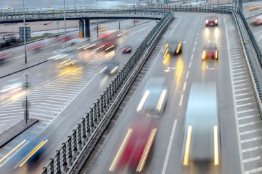 Araba trafik karayolu üzerinde