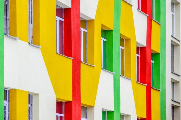 Colorido brilhante pintado casa parede fragmento — Fotografia de Stock