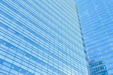 modern geometrik soyutlamalar tuhaf yansımaları olan cam gökdelen pencereleri