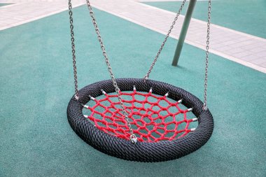 Parça renginde salıncak yazın açık havada çocuk parkında