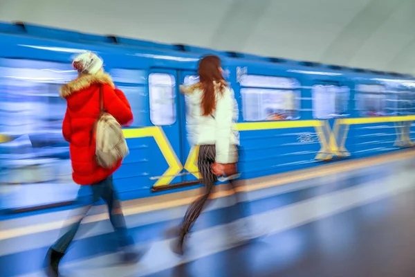 Flytta Tunnelbana Tåg Och Passagerare Suddig Bakgrund — Stockfoto