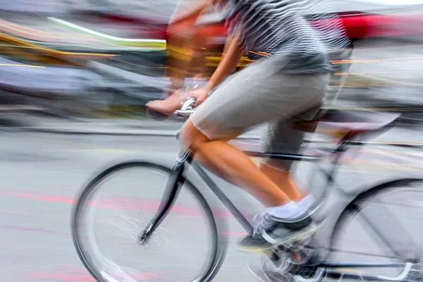 Aktywne Osoby Rowerze Mieście Jezdni Ruchu Rozmyte — Zdjęcie stockowe