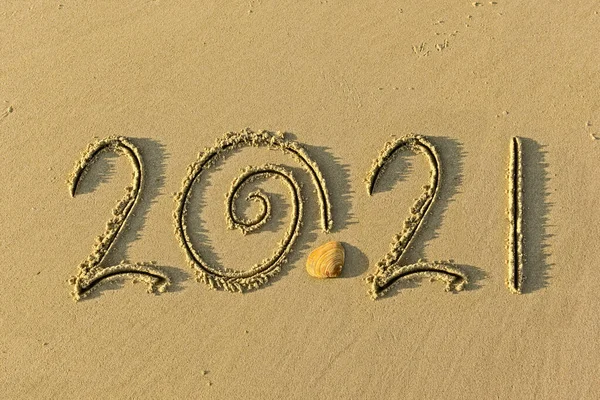 2021年夏の砂浜の碑文 — ストック写真