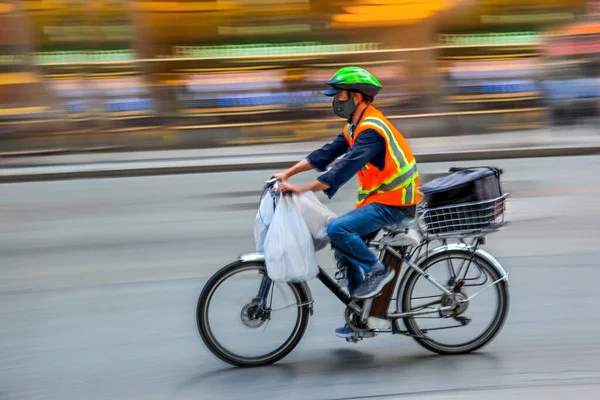 Maskerade Affärsmän Stad Leverans Cykeln Trafiken Stadens Vägbana Regnig Dag — Stockfoto