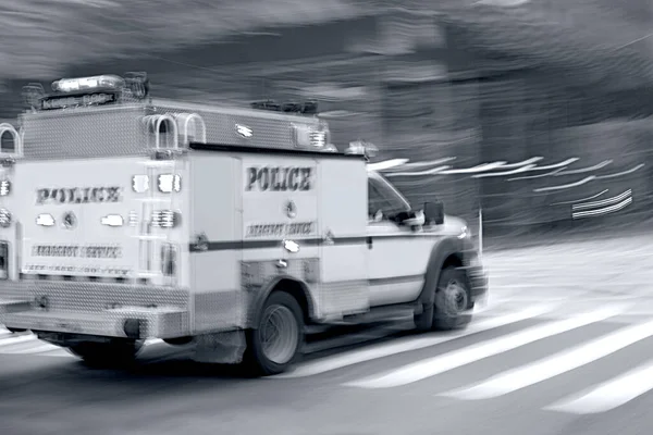 Hareket Halindeki Polis Arabası Şehrin Sokaklarında Yanıp Sönen Işıklarla Bulanıklaşıyor — Stok fotoğraf
