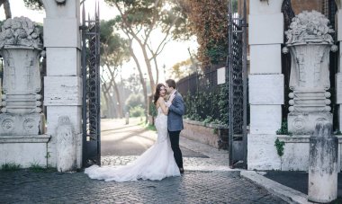 Çift gelin damat moda dışında düğün