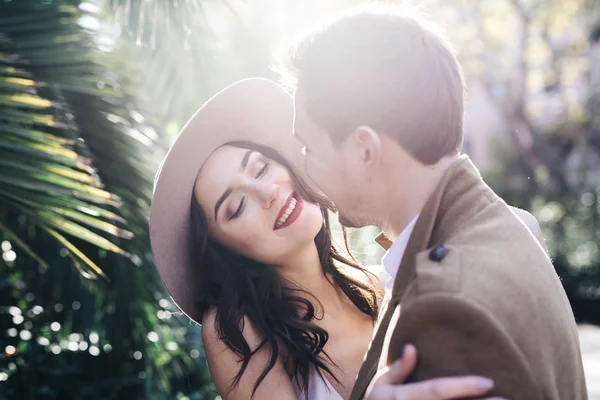 Jonge elegante mode paar glimlachend in park — Stockfoto