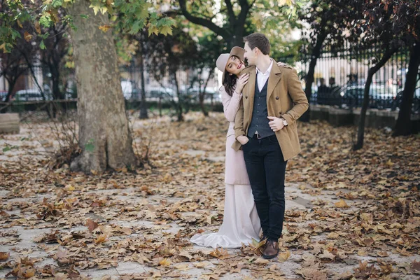 Young elegant fashion couple in park — Stock Photo, Image