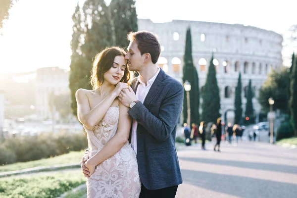 Pareja de boda fineart paseo fuera de Roma coliseo — Foto de Stock