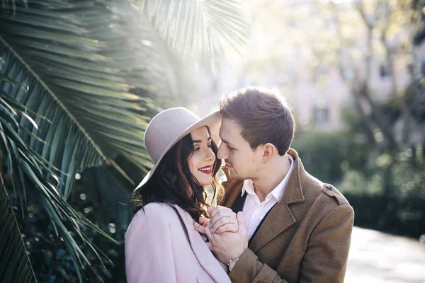 Jonge mode levensstijl mannen en vrouw kussen Stockfoto