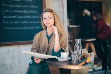 Cafe tablo müşteri genç kadın kahve gazete lifestule