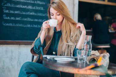Genç sarışın kadın kahve Kupası arka plan lifestule içme
