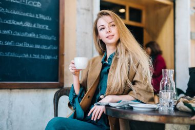 Cafe masa genç kadın kahve Kupası arka plan lifestule içme