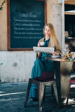 Restoran genç kadın kahve blackboard arka plan içme