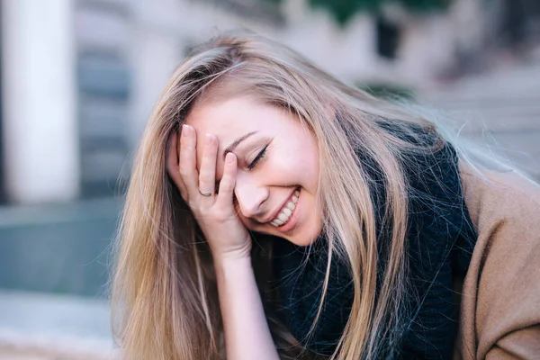 Loira jovem mulher sorrindo rindo moda emocional — Fotografia de Stock