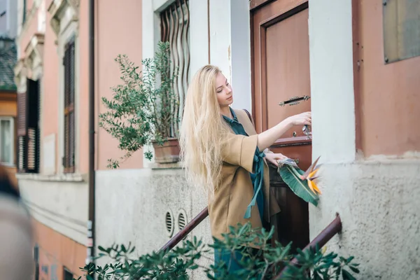 Real estate young woman city building door customer — Stock Photo, Image