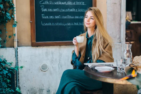 Cafe table young woman drinking coffee lifestyle blackboard background — Stock Photo, Image