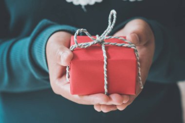 Noel hediye kırmızı kutusu tutan eller kadın