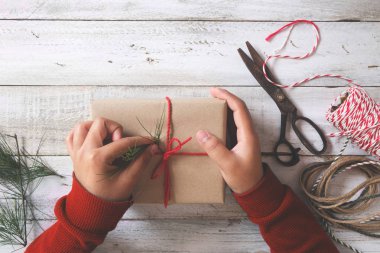 Noel için hediye sarma kız eller