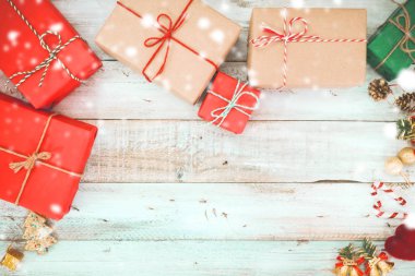 Noel hediyesi hediye kutusu ve eski ahşap karda