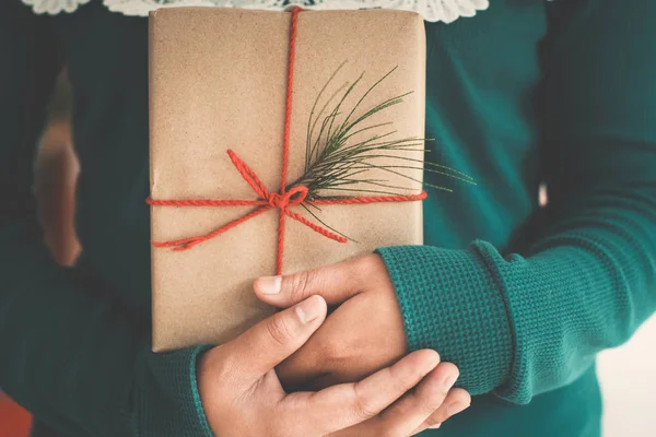 Manos de mujer sosteniendo una caja de regalo de Navidad —  Fotos de Stock