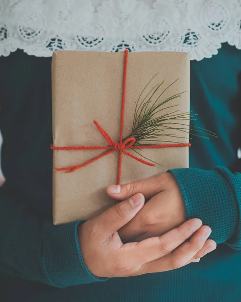 Manos de mujer sosteniendo una caja de regalo de Navidad —  Fotos de Stock
