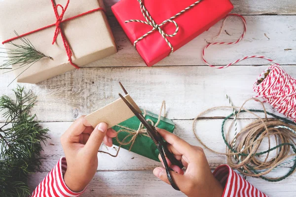 Manos de niña regalo de envoltura para Navidad —  Fotos de Stock