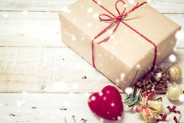 Caja de regalos de Navidad y corazón — Foto de Stock