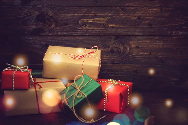 圣诞礼物礼品盒和光散景 — 图库照片