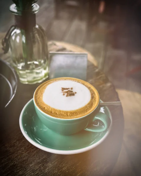 Cappuccino quente em xícara de café verde — Fotografia de Stock