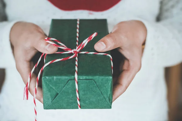 Handen van de vrouw met een doos van de gift van Kerstmis — Stockfoto