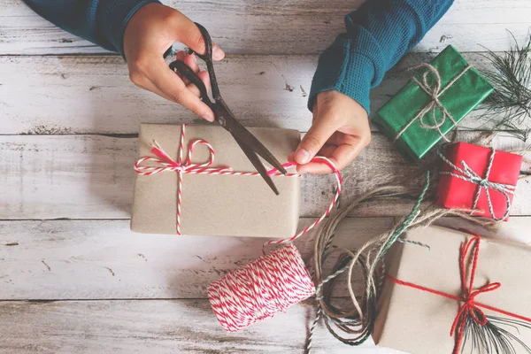 Mädchen Hände Verpackung Geschenk für Weihnachten — Stockfoto