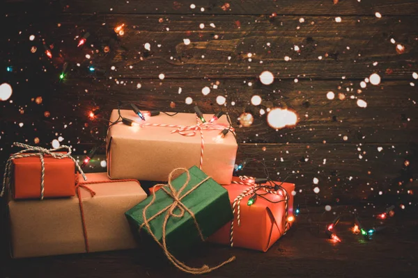 Presente de Natal caixa de presentes e neve em madeira velha — Fotografia de Stock