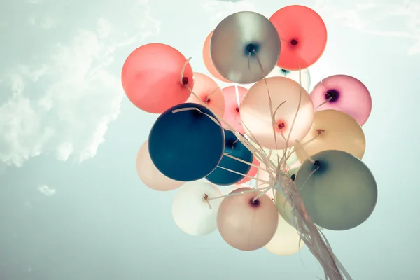 Bunte Luftballons fliegen am Himmel — Stockfoto