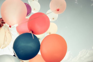 Renkli balonlar gökyüzünde uçan