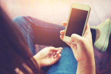 akıllı telefon kullanan genç hipster kadın