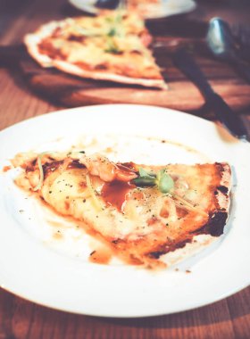 Pizza dilimi çanak üzerinde 