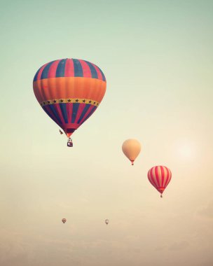 Gökyüzünde uçan vintage sıcak hava balonları