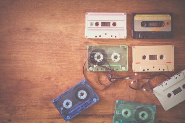 Retro teyp kaseti ahşap masa üzerinde