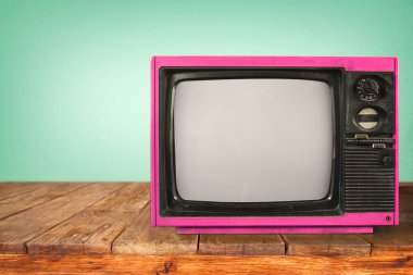 Ahşap masa üzerinde eski Tv