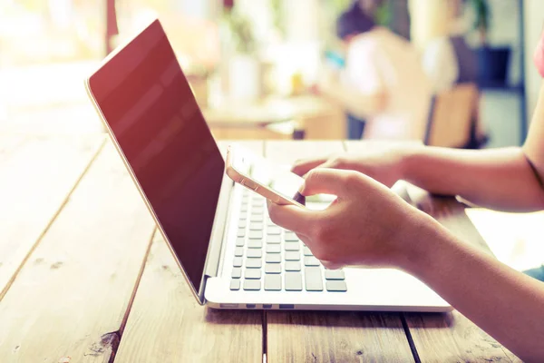 Kvinnans händer upptagna med att arbeta på hennes laptop — Stockfoto