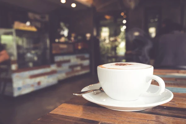 Xícara de café quente na mesa — Fotografia de Stock