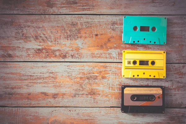 Retro tape cassette op houten tafel — Stockfoto