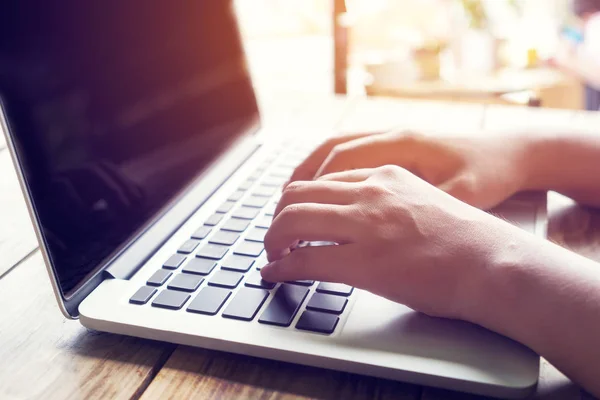 Tangan wanita yang bekerja pada laptop — Stok Foto