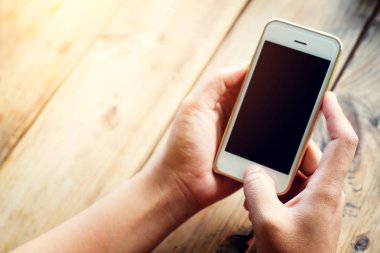 kahve dükkanında akıllı telefon kullanan kadın