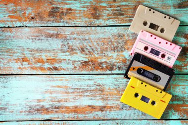 Retro teyp kaseti ahşap masa üzerinde
