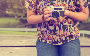  kadın el holding retro kamera