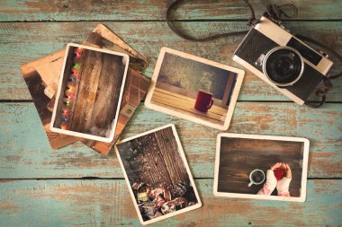 Neşeli Noel (Christmas) fotoğraf albümü eski ahşap masa üzerinde